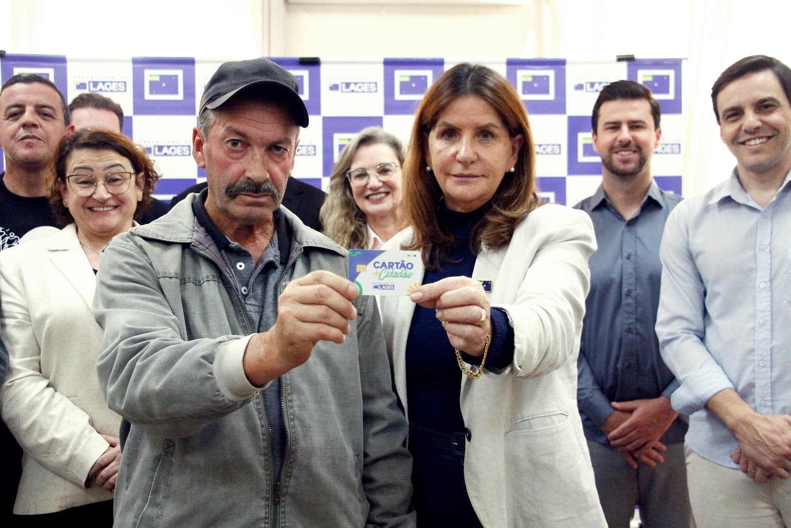 Prefeita de Lages surpreende com "assistencialismo" apesar de migração para direita: Cartão + Cidadão já beneficia mil famílias