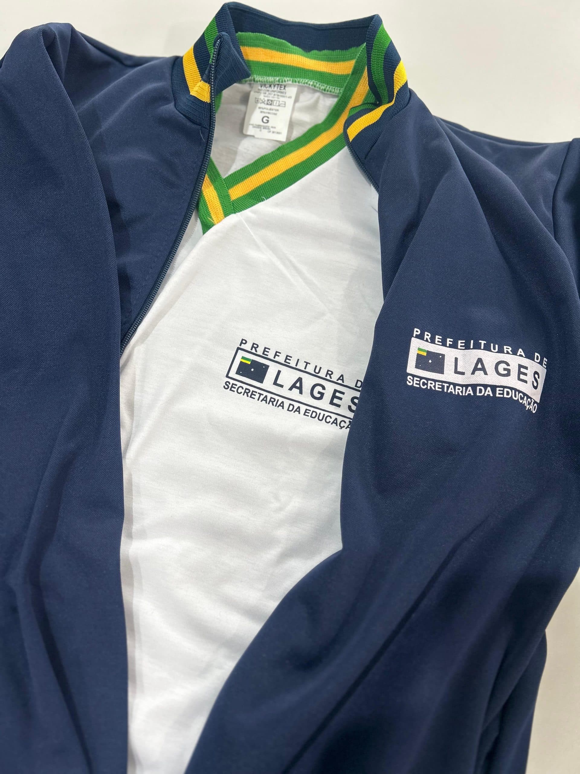 Lages: Mais de 15 mil estudantes recebem novos uniformes escolares em entrega iniciada nesta quarta