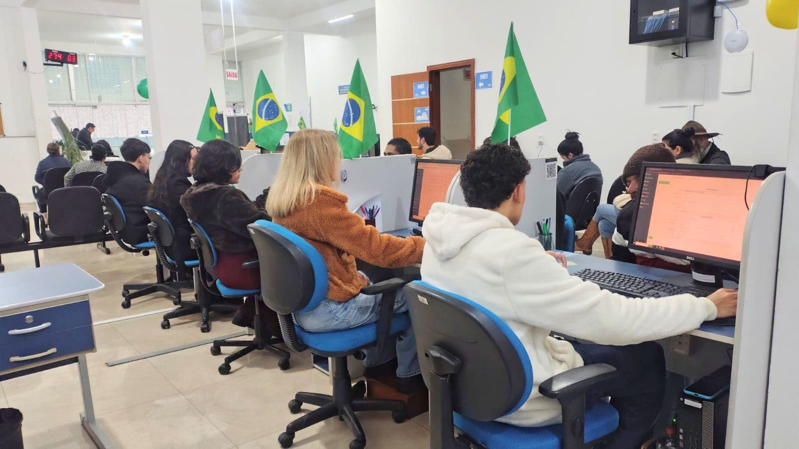 Banco do Emprego de Lages disponibiliza mais de 360 vagas e acompanha crescimento da economia com novas oportunidades de contratação - Notícia no Ato