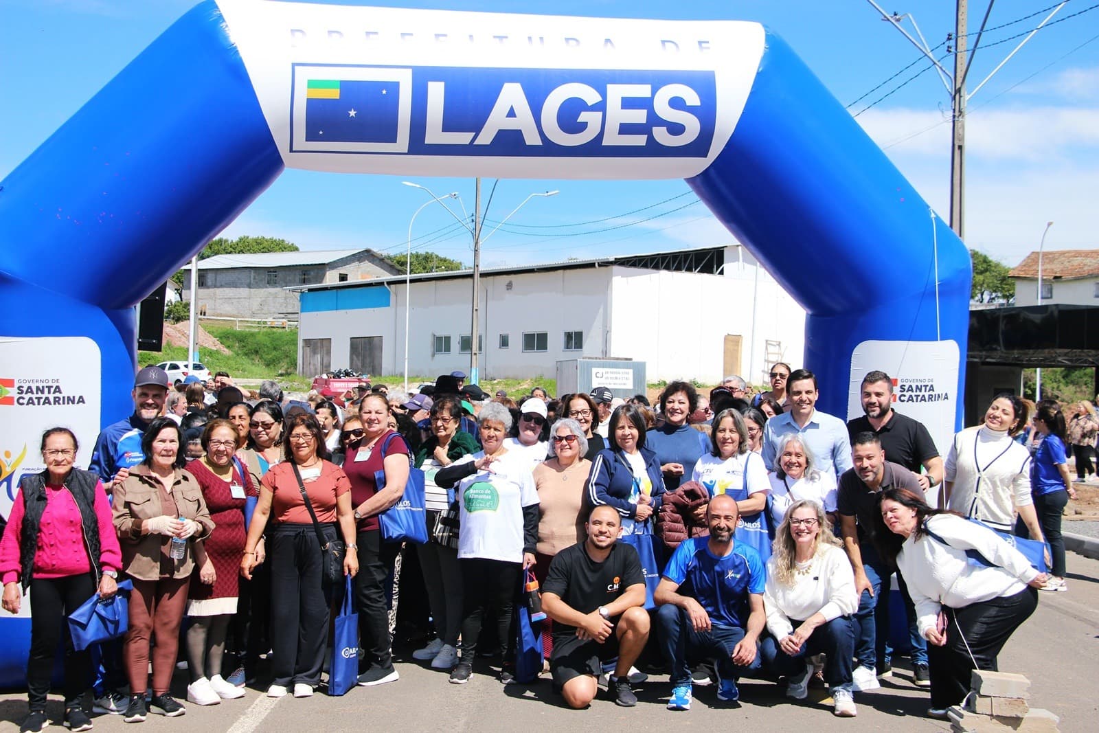 Prefeitura de Lages apoia ação de valorização da pessoa idosa com caminhada, prevenção e promoção de direitos - Notícia no Ato